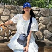김세정, 반려견과 산책중! 데님과 화이트 원피스 조합 내추럴한 로맨틱 섬머룩