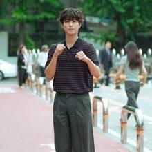 [패션엔 포토] 박보검, 파마 머리 귀여워...피케 셔츠로 멋낸 클래식한 섬머룩 출근길