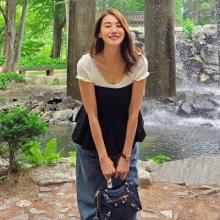유인영, ‘독수리 5형제’ 잊은 내추럴 미모! 러블리 플레어 블라우스 산책룩 
