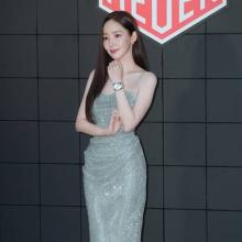 [패션엔 포토] 박민영, 마포를 들썩인 은빛 여신 자태! 머메이드 스팽글 이브닝 드레스룩 