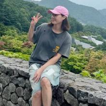 김성령, 청춘 같은 남해 여행! 커팅 청바지에 루즈핏 티 힙한 50대 빈티지룩