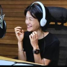 김지호, 20대 대학생 같은 긱시크룩! 셔츠&티셔츠로 끝 예쁜 50대의 출근룩