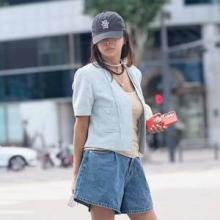 황신혜, 60대 나이를 거스른 거리의 잇걸! 데님 쇼츠와 반팔 재킷 멋진 외출룩