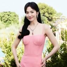 송혜교, 숨막히는 레전드 미모! 스페인 강타한 고혹적인 뷔스티에 핑크 드레스룩