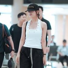 [패션엔 포토] 아이브 안유진, 공항 밝힌 민소매 파워! 블랙&화이트 슬림 핏 도쿄 출국
