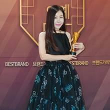 [패션엔 포토] 박준금, 한류연예대상 공로상! 언제나 소녀같은 동안 탱크탑 드레스핏