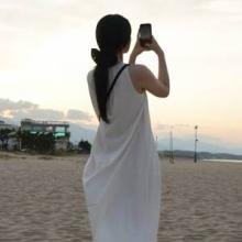 ‘전진 아내’ 류이서, 해변의 노을 보다 예쁜 뒤태미! 민소매 원피스 바닷가 산책룩