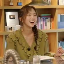 [그 옷 어디꺼] 채수빈, 여성미 폭발! 꽃잎같은 러플 장식 블라우스 어디꺼?