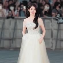 [패션엔 포토] 아이유, 폭싹 여우주연상! 스포라이트 쏟아진 화이트 오프숄더 드레스룩