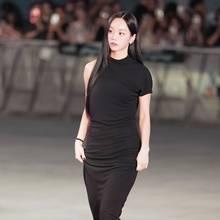 [패션엔 포토] 혜리, 대담한 청룡 레드카펫! 치명적인 뒤태 백리스 블랙 홀터넥 드레스룩
