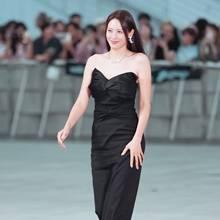 [패션엔 포토] 수현, 청룡어워즈 레드카펫 퀸! 매혹적인 블랙 드레스룩 자태