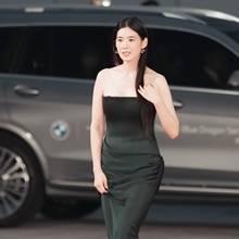 [패션엔 포토] 정은채, 우아한 청룡 레드카펫! 매혹적인 오프숄더 블랙 드레스룩 자태