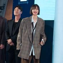 [패션엔 포토] 나나, 아빠옷 입었나? 체크 재킷과 골덴바지 시크한  레트로 대디룩