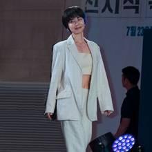[패션엔 포토] 우희진, 50세 핫세 미모 여전! 복근 드러낸 프로페셔널 린넨 슈트룩