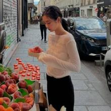 블랙핑크 제니, K팝 요정 맞아? 파리 거리에서 빵 한입 투어 잊고 꿀 휴식 스트릿룩