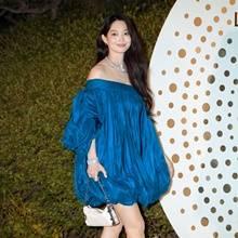 [패션엔 포토] 신민아, 강렬한 코발트 여신! 빠져드는 오프숄더 벌룬 드레스룩