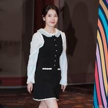 [패션엔 포토] 아이유, 명동에 뜬 러블리 요정! 러플 장식의 러블리 원피스룩