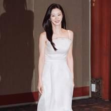 [패션엔 포토] 이주빈, 우아한 명동 나들이! 환하게 밝힌 오프숄더 슬립 드레스룩