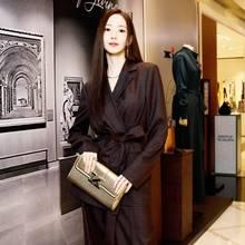 박민영, 압구정 백화점이 들썩! 가을을 닮은 클래식한 브라운 체크 슈트룩