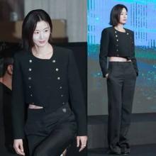 [패션엔숏] 44세 전지현, 리즈시절과 똑같네! 칼단발 굿조합 크롭 슈트 시사회룩