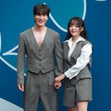 [패션엔 포토] 김기리♥문지인, 여전히 달달 결혼 1년차! 손 꼭 잡은 톤온톤 레드카펫룩