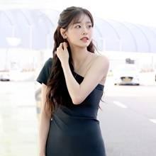 오마이걸 아린, 인형이 따로 없네! 눈부신 원숄더 미니 원피스룩 방콕 출국