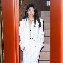 [패션엔 포토] 채정안, 앞섶 풀어헤친 당당한 슈트 핏! 논현동 올킬 오버핏 올 화이트 슈트룩
