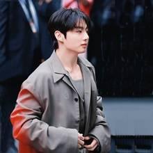 BTS 정국, 입술 피어싱 파격 변신! 뉴욕패션위크 빛낸 여유로운 오버사이즈 슈트룩