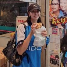 정유미, 동네 마실 나온 듯! 도쿄에서 빵 한 입 자유분방 러블리 스포츠 저지 여행룩