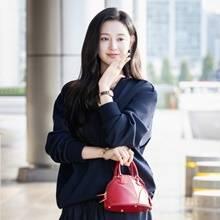 김지원, 바지위에 레이스 스커트! 스타일링 센스 뽐낸 오버 더 팬츠룩