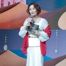[패션엔 포토] 박경림,  화이트 투피스와 레드 머플러 포인트 여성스러운 MC룩