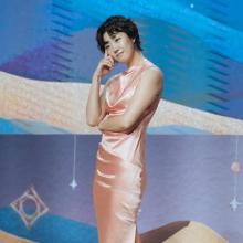 [패션엔 포토] 이주영, '이태원클라스'의 그녀! 환상 일자핏 코랄 핑크 슬림 드레스룩