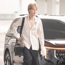 방탄소년단 지민, 셔츠만 입어도 여심 올킬! 단추 풀어헤친 섹시룩 파리 출국