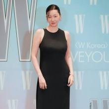 [패션엔 포토] 장윤주, 모델 이어 연기도 퍼펙트! 만능 엔터테이너의 완벽 실루엣 블랙 슬릿 롱 드레스룩 
