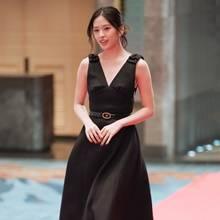 [패션엔 포토] 아이브 안유진, 사뿐사뿐 우아한 발걸음! 시대를 초월한 블랙 드레스룩