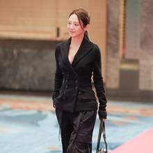[패션엔 포토] 소녀시대 효연, 재킷과 카고 팬츠 꿀조합! 힙한 듯 시크한 올블랙 슈트핏