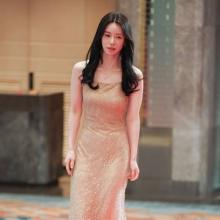 [패션엔 포토] 임지연, 은은하게 빛난 골드빛 미모! 탄탄한 바디라인과 찰떡 황금빛 드레스룩 