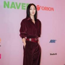 [패션엔 포토] 전소니, 영화제 홀린 잘록 개미허리! 더 길어 보이는 버건디 벨벳 벨티드 셋업룩 