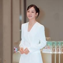 [패션엔 포토] 혜리, 미모가 눈부셔! 여의도 백화점 난리난 화이트 테일러드 수트핏