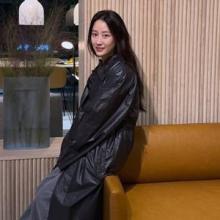 전혜빈, 북유럽 가구 매장에서 휘게 감성 제대로! 가죽 벨티드 실루엣 트렌치코트룩