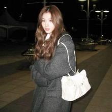 트와이스 사나, 코트 휘날리며 밤 거리 올킬! 밤에 더 빛나는 로맨틱 미모 헤링본 코트룩