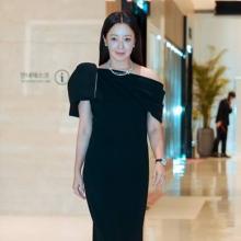 [패션엔 포토] 김희선, 매혹의 원숄더 귀부인 자태! 품격 완성 비대칭 블랙 드레스룩