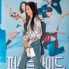 [패션엔 포토] 블랙핑크 지수, 잠실이 들썩! 니트&데님 스타일 교과서 캐주얼 단아미 시사회룩