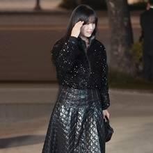 [패션엔 포토] 고소영, 스팽글 집업 재킷과 퀼팅 스커트! 동안 미모 뽐낸 부르조아 패딩룩