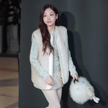 [패션엔 포토] 트와이스 나연, 핸드백도 복슬복슬! 포근한 러블리 시어링 투피스룩 