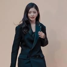 [패션엔 포토] 아이브 레이, 종아리 감싼 싸이하이 털부츠! 블랙 재킷으로 끝낸 하의실종룩