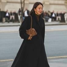 [패션엔 포토] 김희애, 우아한 청담동 외출! 나이를 잊은 고품격 플레어 코트룩