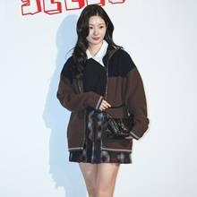 [패션엔 포토] 정채연, 오버핏 집업 카디건 툭! 청담동에 뜬 요정 걸리시 프레피룩