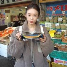 강민경, 훗카이도 제대로 즐겼다! 전통시장서 멜론 한조각 귀여운 뽀글이 여행룩