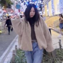 황신혜, 60대 뽀글이 멋져! 가볍게 툭 패셔니스타의 후리스 재킷 밤 산책룩